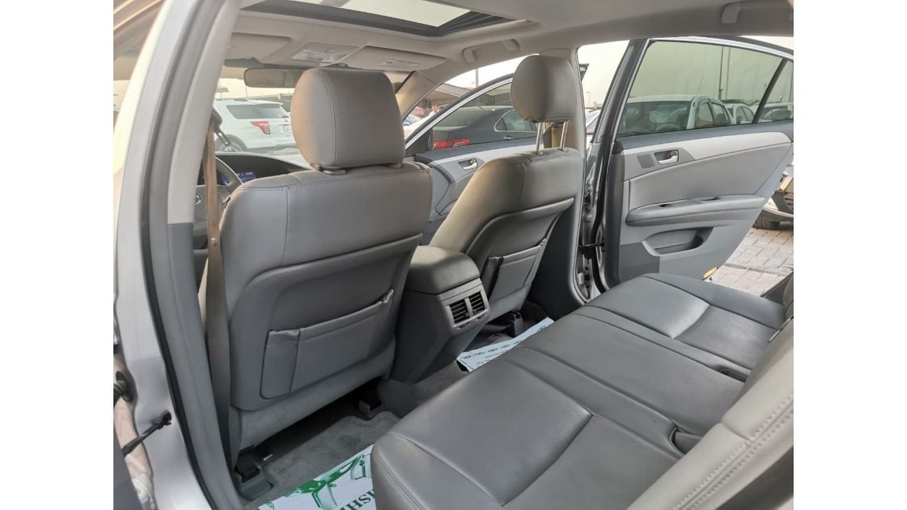 تويوتا افالون حالة ممتازة جدا من الداخل و الخارج