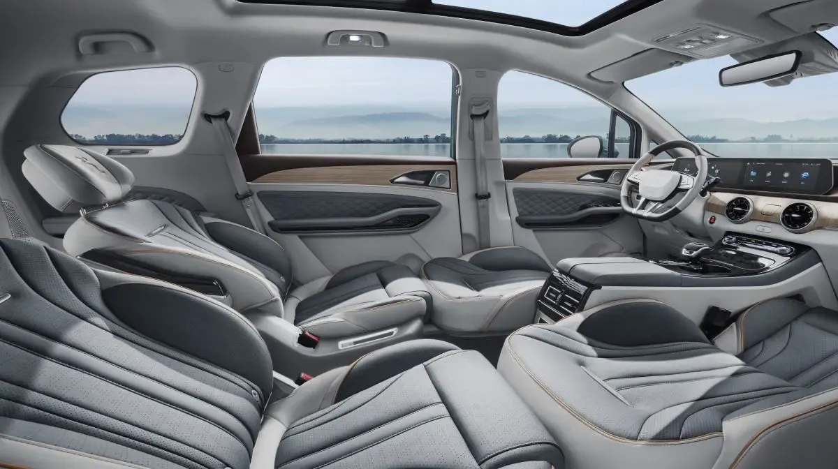 Forthing U Tour interior - Seats