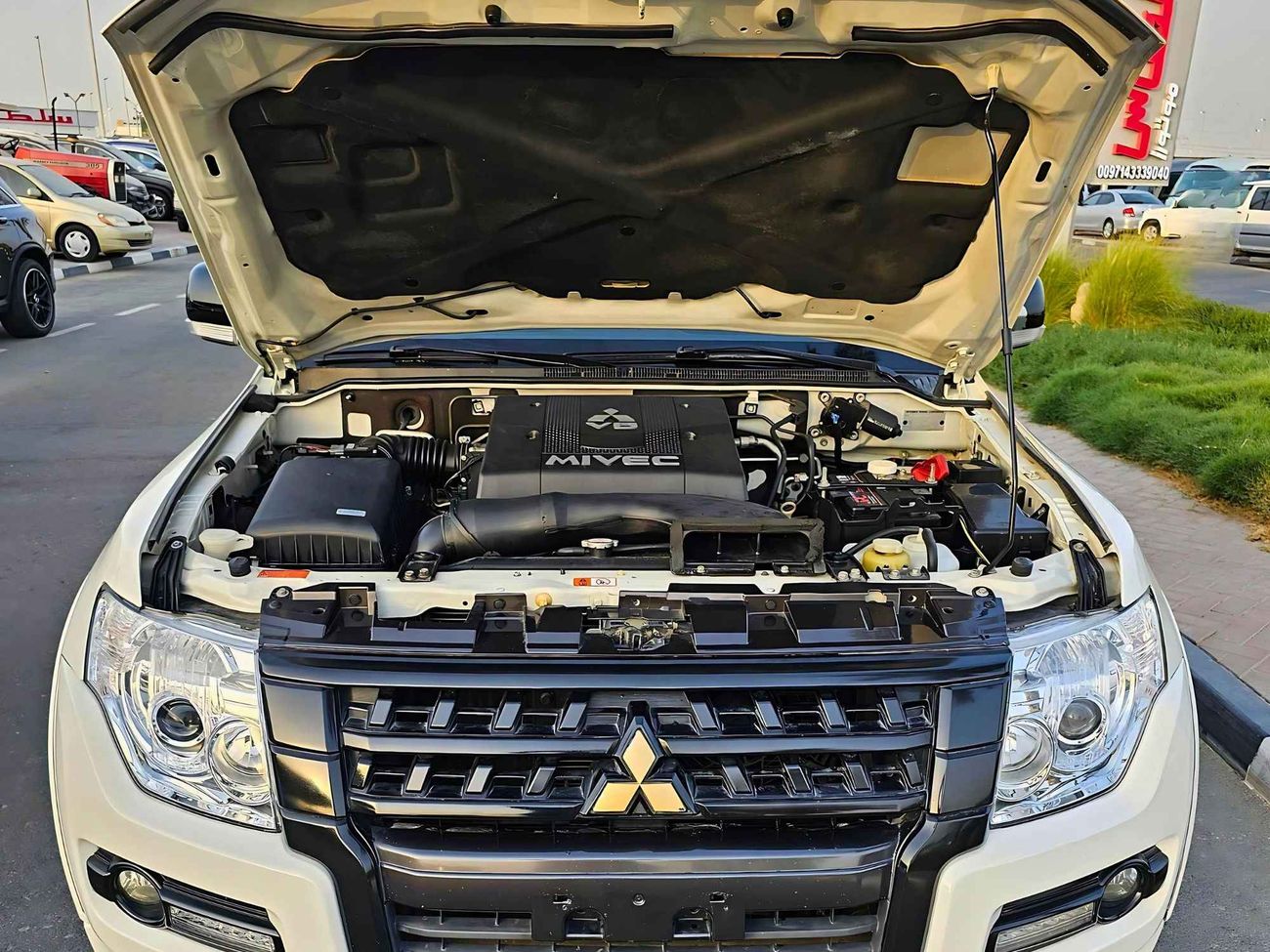 ميتسوبيشي باجيرو SIGNATURE EDITION/ SUNROOF LEATHER/ ELECTRIC SEATS/ 3.8 V6 4WD/ FULL OPT/ EXPORT ONLY / LOT#16883