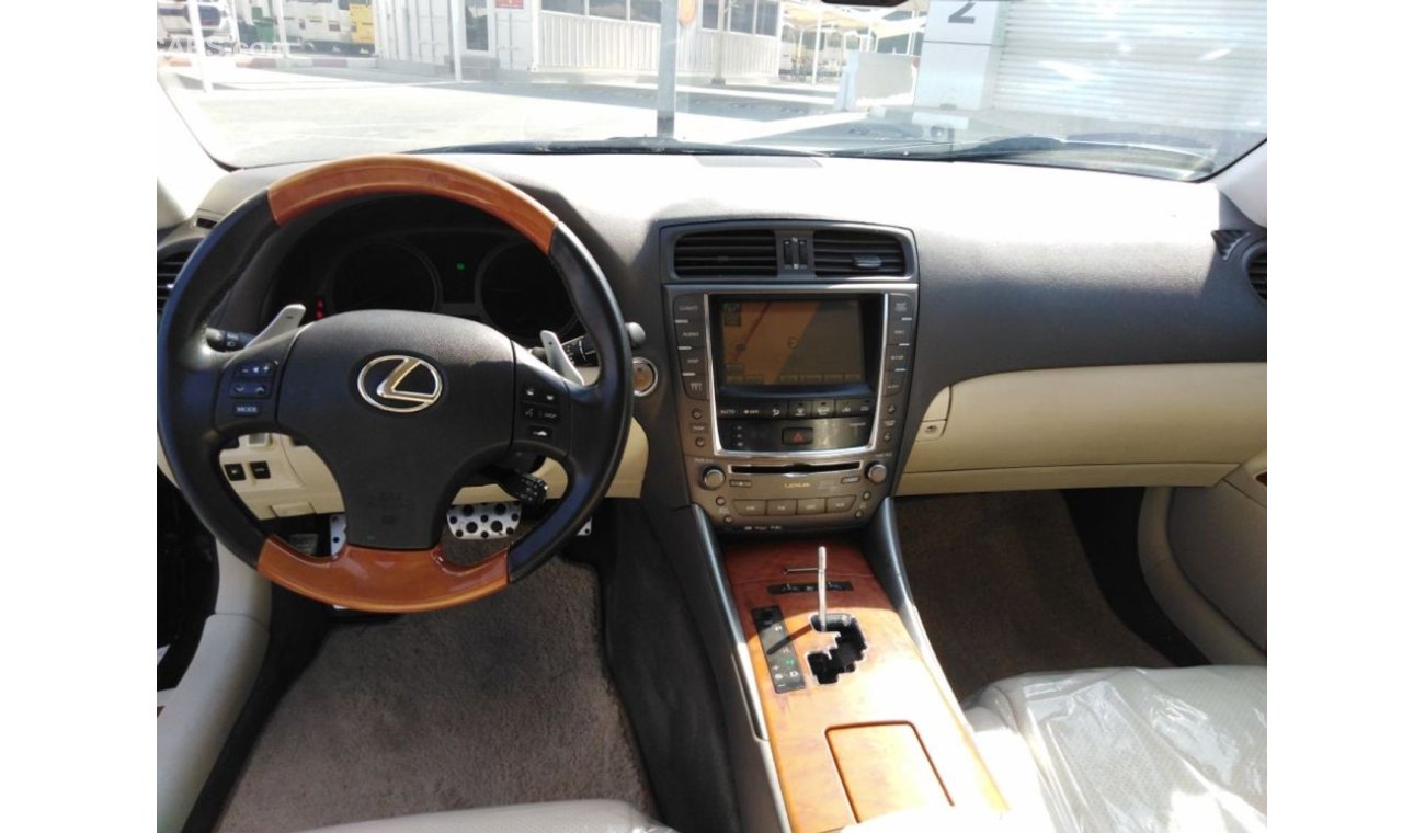 Lexus IS300 gcc very celen car