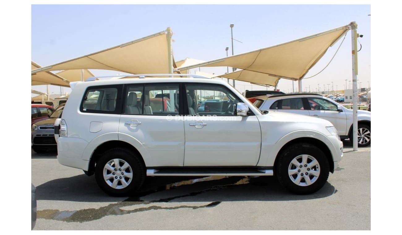 Mitsubishi Pajero GLS Mid ACCIDENTS FREE - GCC - ORIGINAL PAINT - MID OPTION - PERFECT CONDITION INSIDE OUT