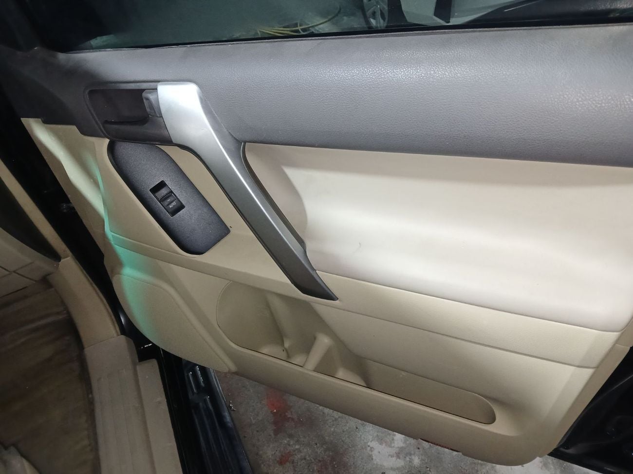 Toyota Prado TX-L 2.7L v4 petrol Engine Colour Black Transmission Automatic Interior Beige Leather seats 7seats back C