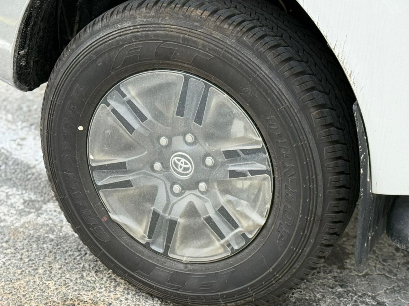 Toyota Hilux 2.7L GLX-S FULL WITH WIRLESS CHARGER AND COMPRESSOR OMANI