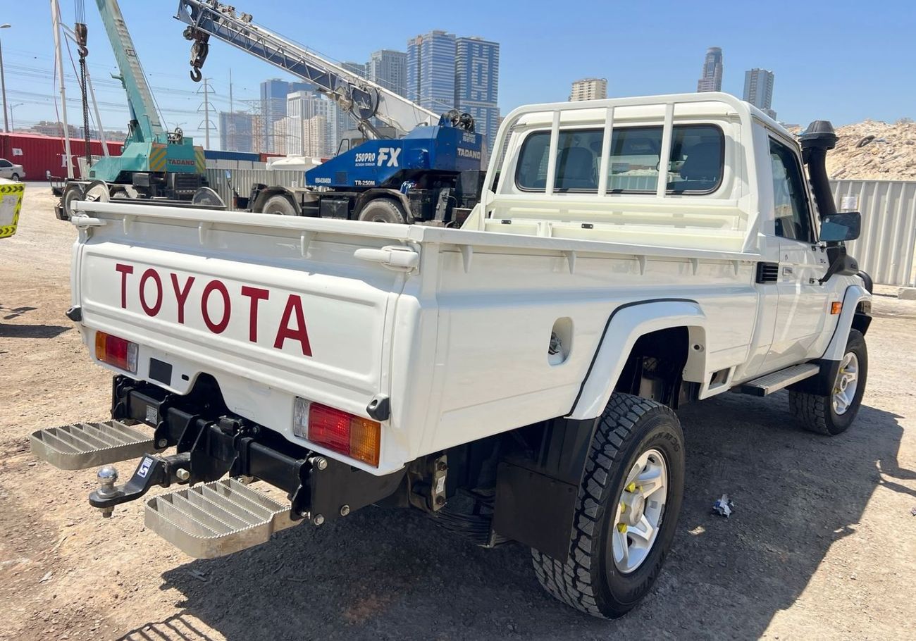 تويوتا لاند كروزر DIESEL ENGINE ,RIGH HAND DRIVE ,4.5 LITER ,MANUAL GEAR