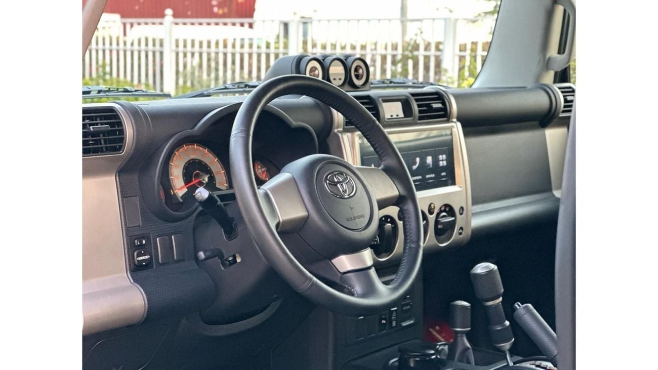 Toyota FJ Cruiser Toyota FJ cruiser 2023 KM 15000 GCC SPECS NO ACCIDENT OR PAINT WARRANTY + SERVICE FROM AGENCY