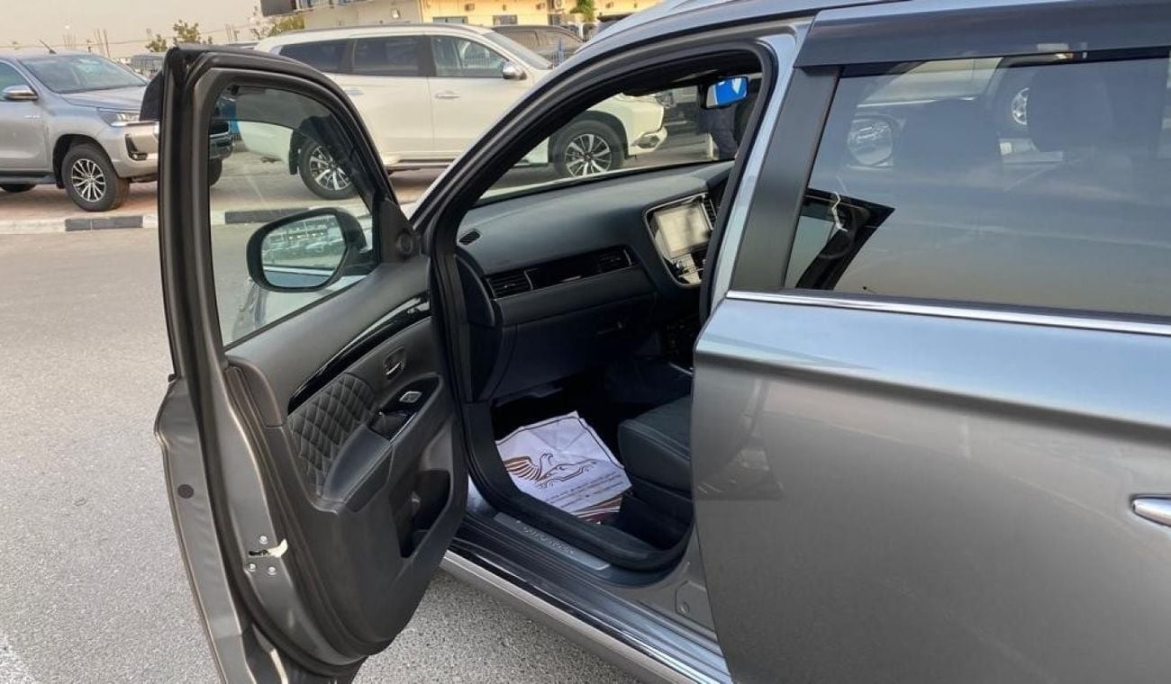 ميتسوبيشي آوتلاندر PHEV 2.4 Liter Right Hand Drive Automatic Sunroof Leather seats