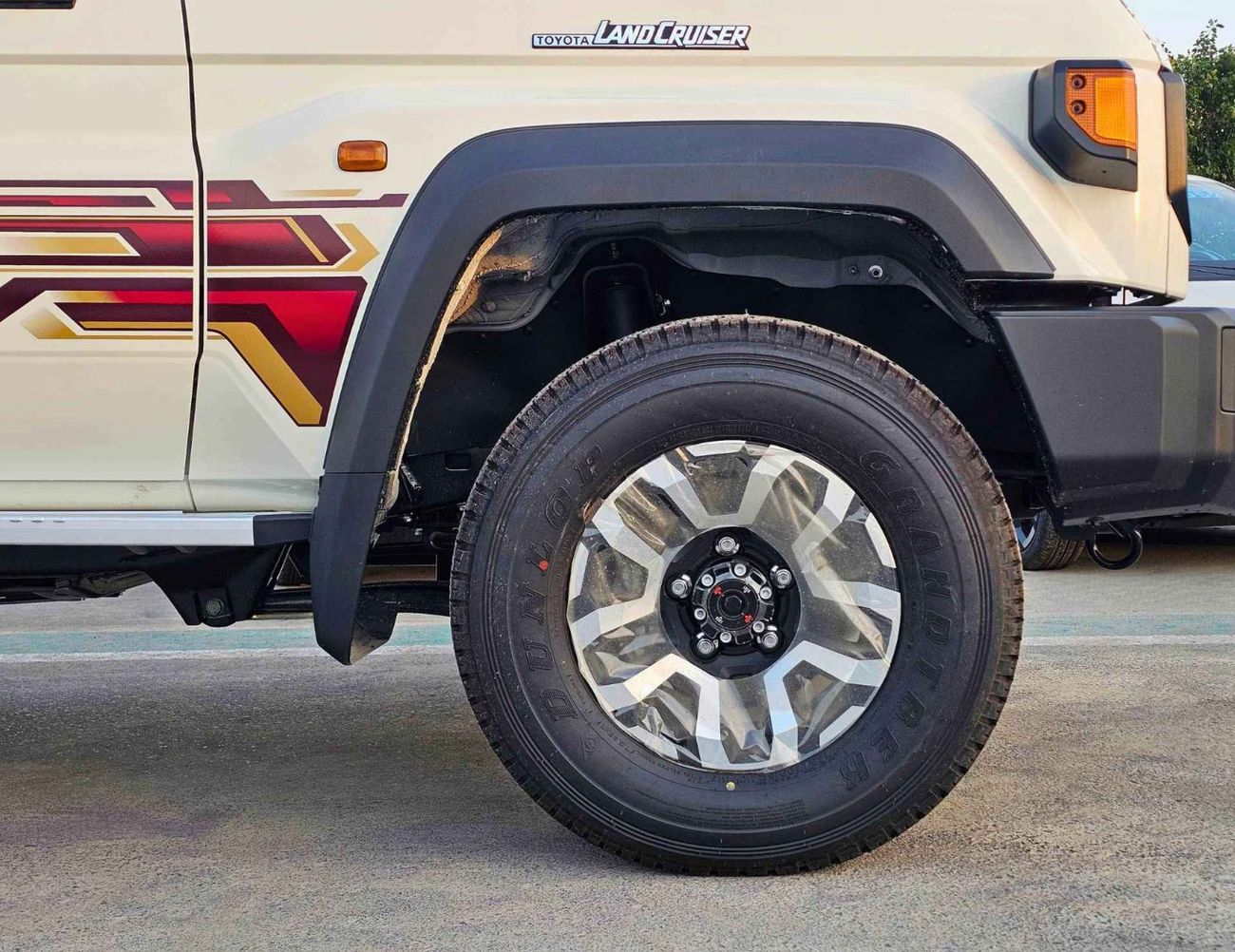 Toyota Land Cruiser 70 LX LC76 / 2.8L MANUAL V4 DIESEL / DVD+CAMERA / PWR WINDOWS & LOCKS (CODE # 76DMM)