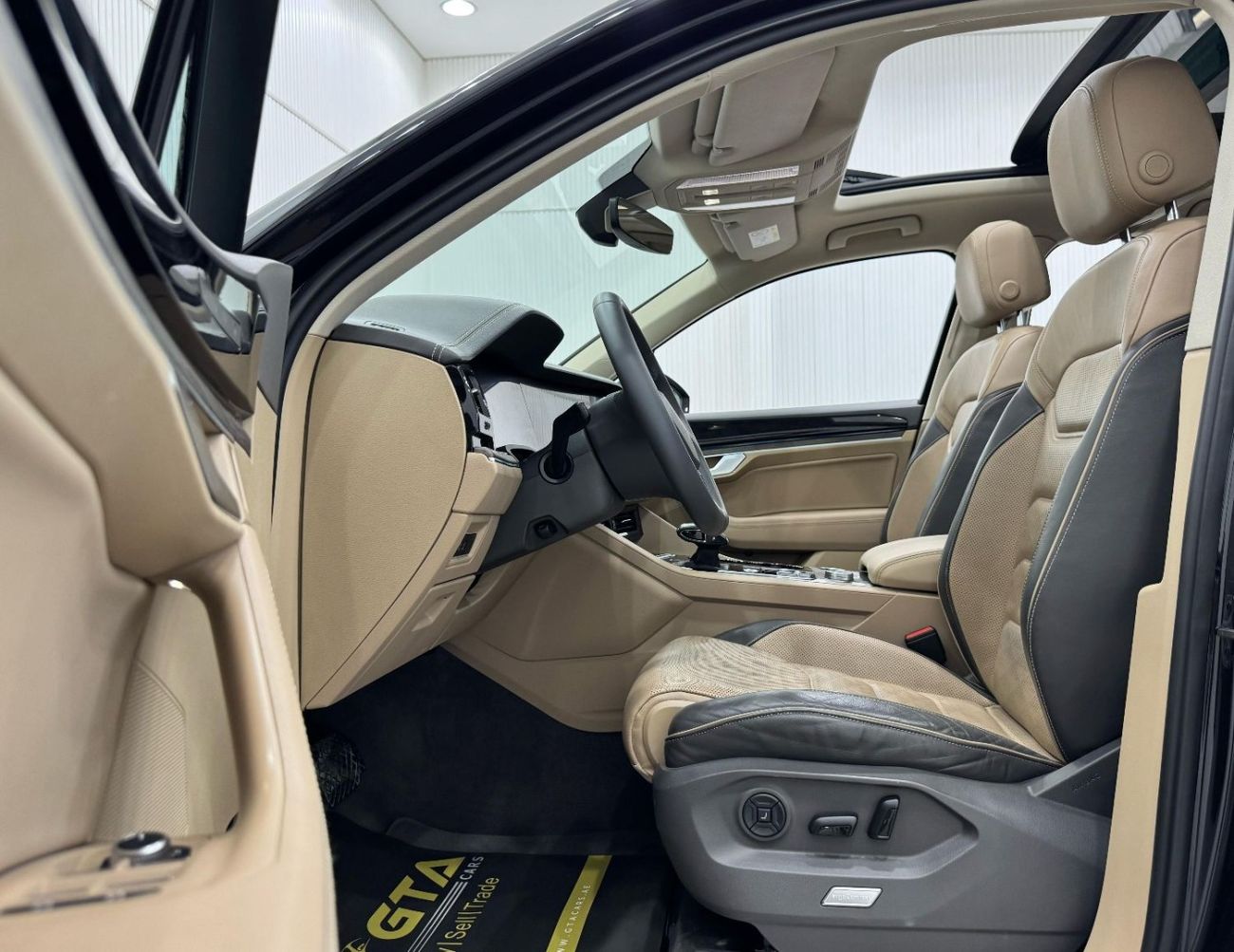 Volkswagen Touareg Highline Plus 3.0L 2019 Volkswagen Touareg Highline Plus, Warranty, Service History, GCC