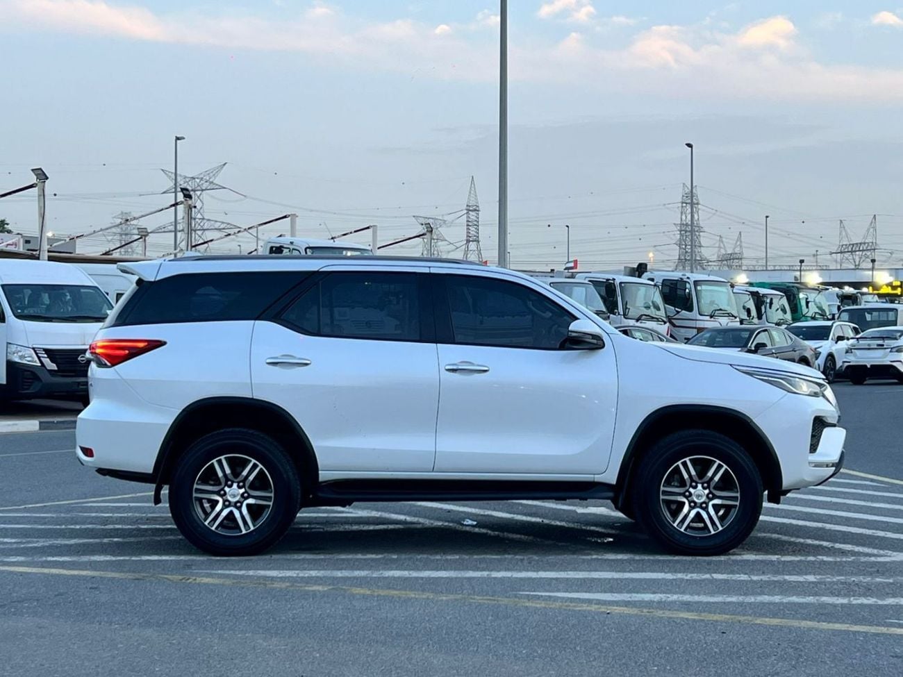 تويوتا فورتونر 2022 Toyota Fortuner GX.R Full Option - V6 4.0L GCC - Rear Camera & Sensor - Leather Seat - 2 Key