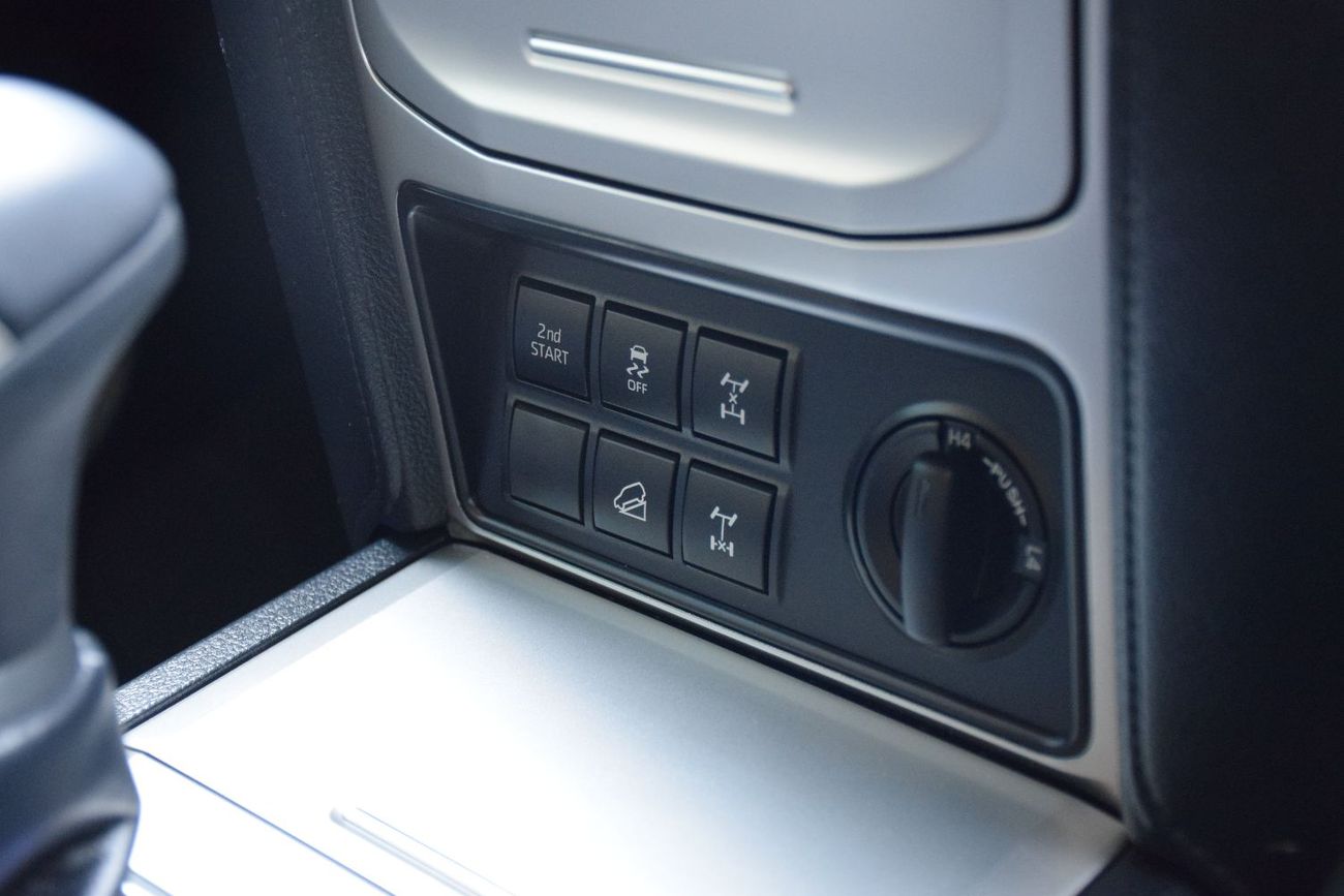 تويوتا برادو Diesel 2.8L 7 Seater. Service History Available