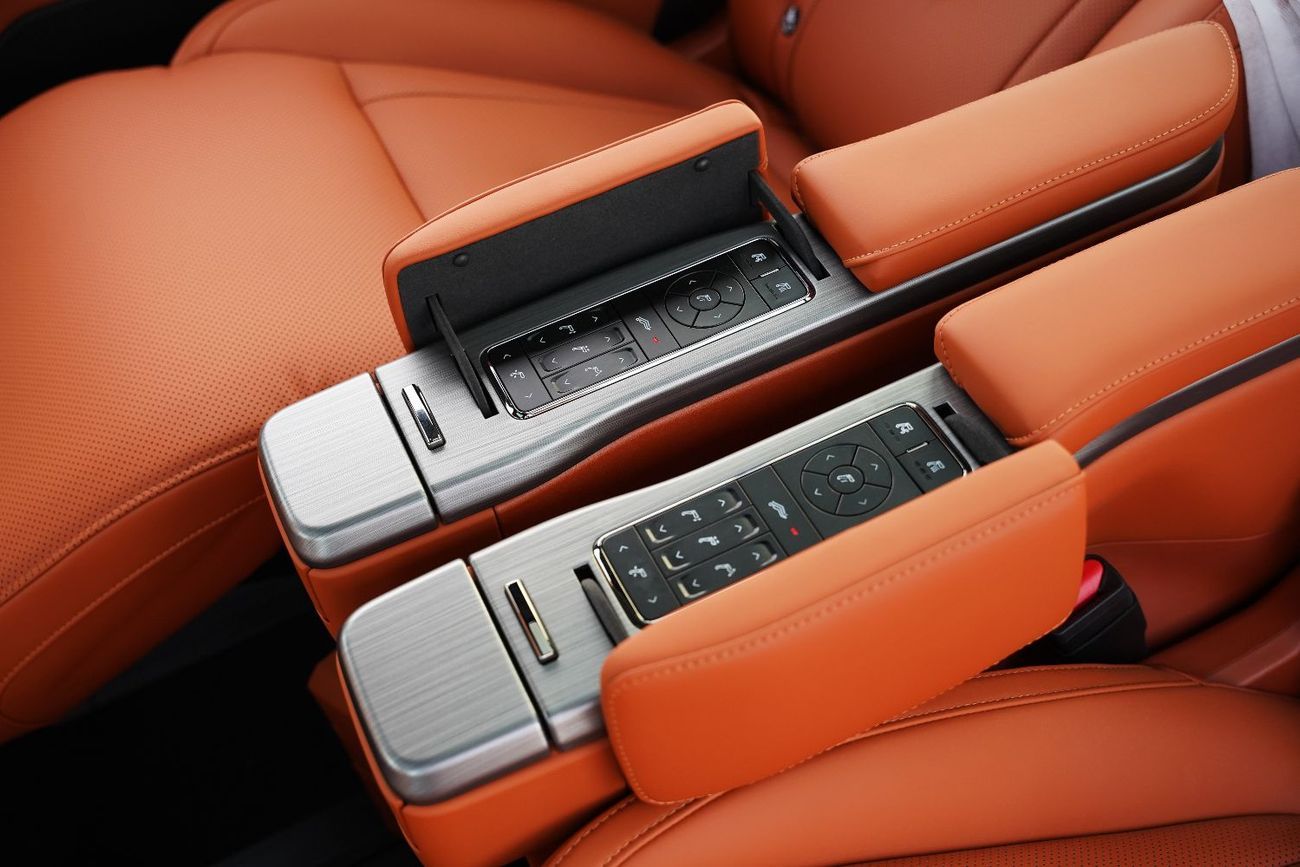 روكس 01 2025 ROX 01 VIP Hybrid 6-Seaters GCC with 2 keys AWD 0Km