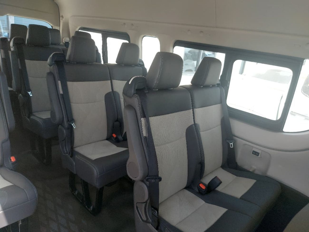 Toyota Hiace 2.8L DIESEL HIGH ROOF 13 SEATER MANUAL TRANSMISSION