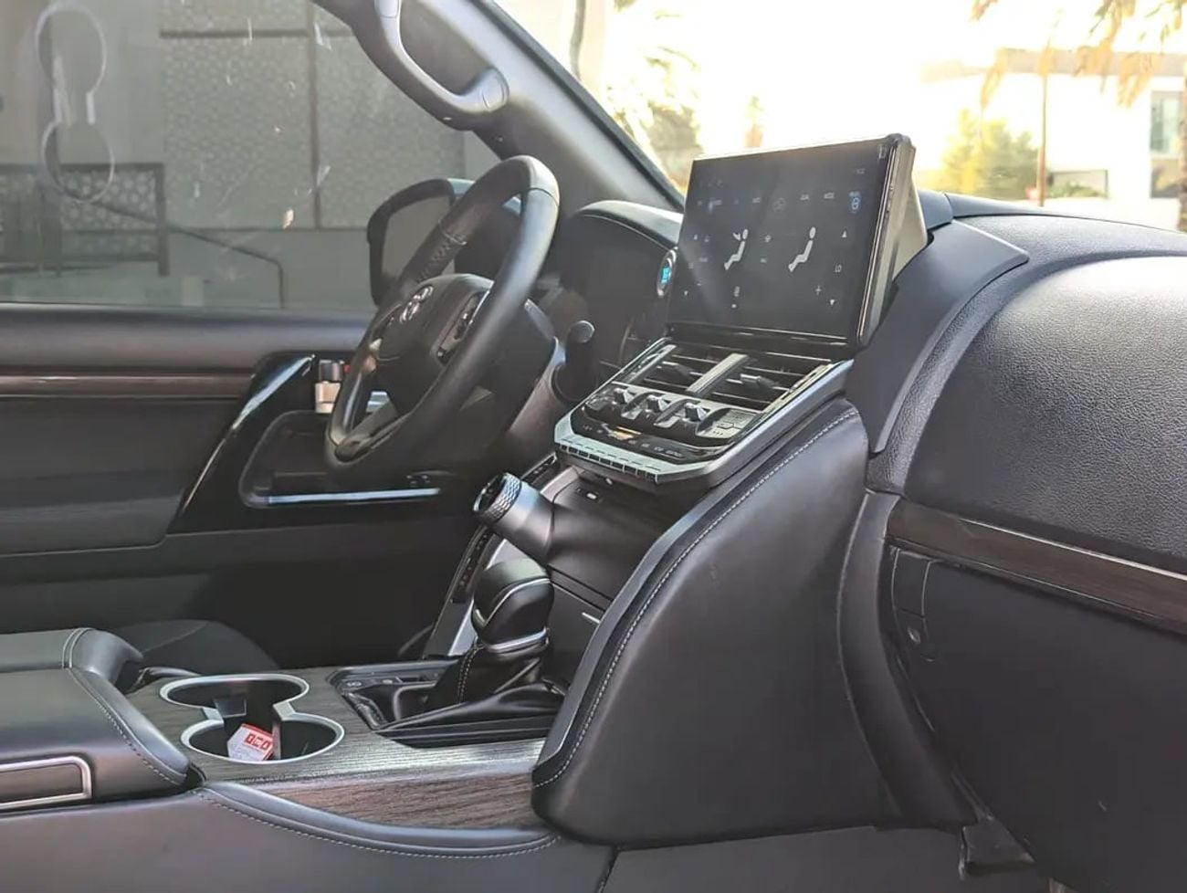 Toyota Land Cruiser GXR FACELIFTED WITH INTERIOR AND EXTERIOR GCC V6 4.0L