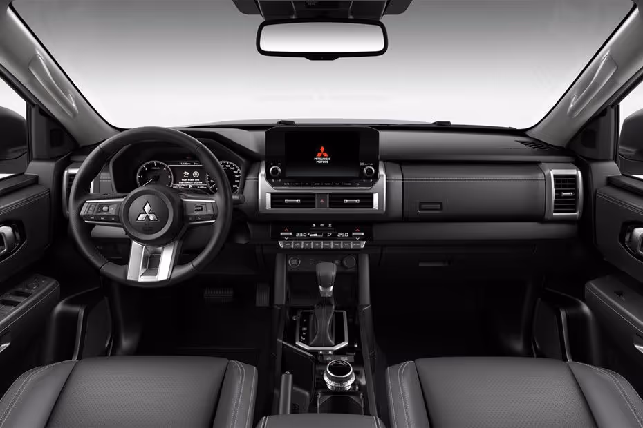Mitsubishi L200 interior - Cockpit