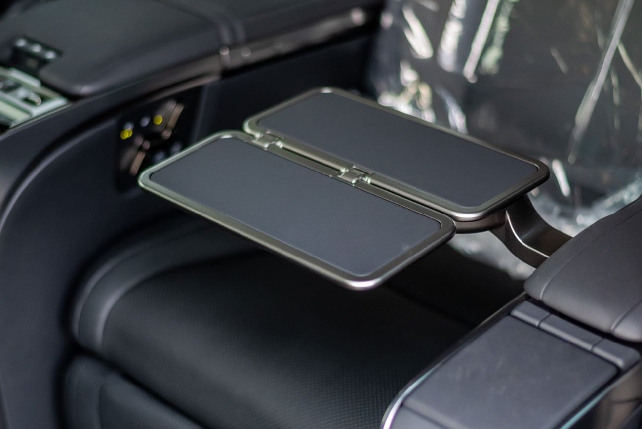 لكزس LM 350h VIP - 4 Seats 2.5L - 4 Cylinder