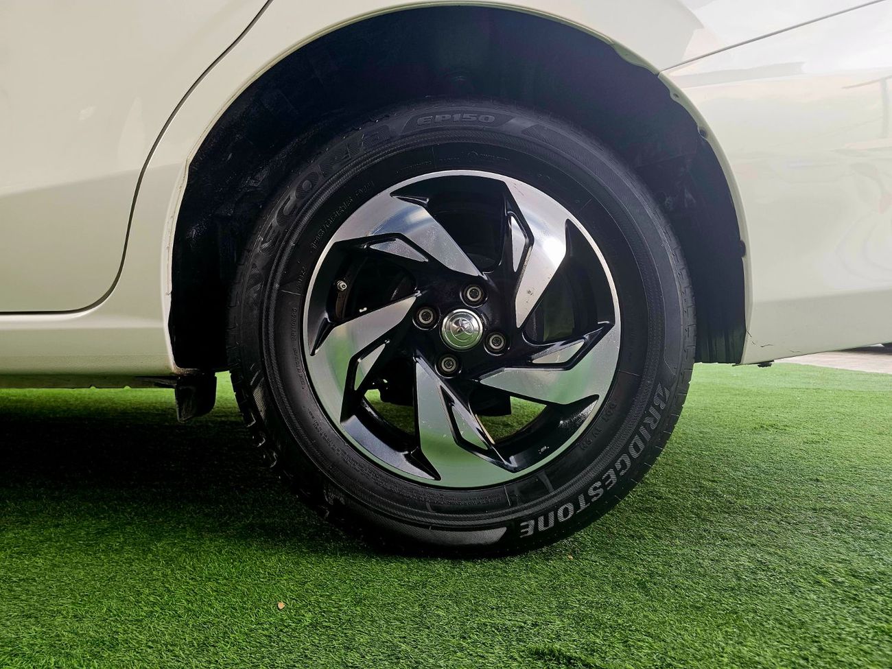 تويوتا يارس SE/ 1.5 V4 / LEATHER SEATS/ LOW MILEAGE/ SINGLE OWNER