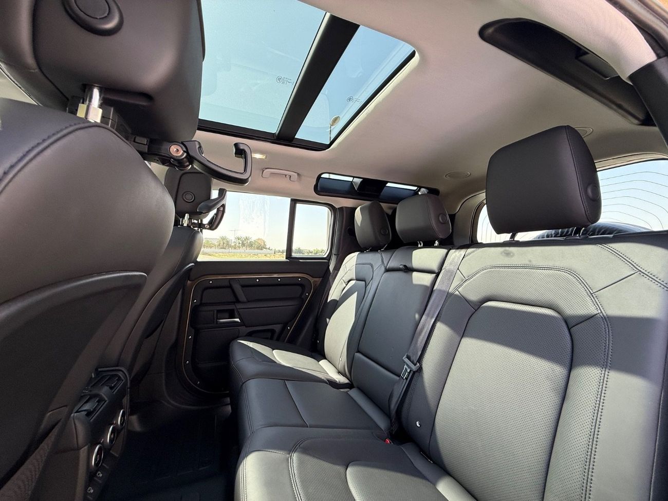 لاند روفر ديفندر P400 110 SE 3.0L (5 Seater)