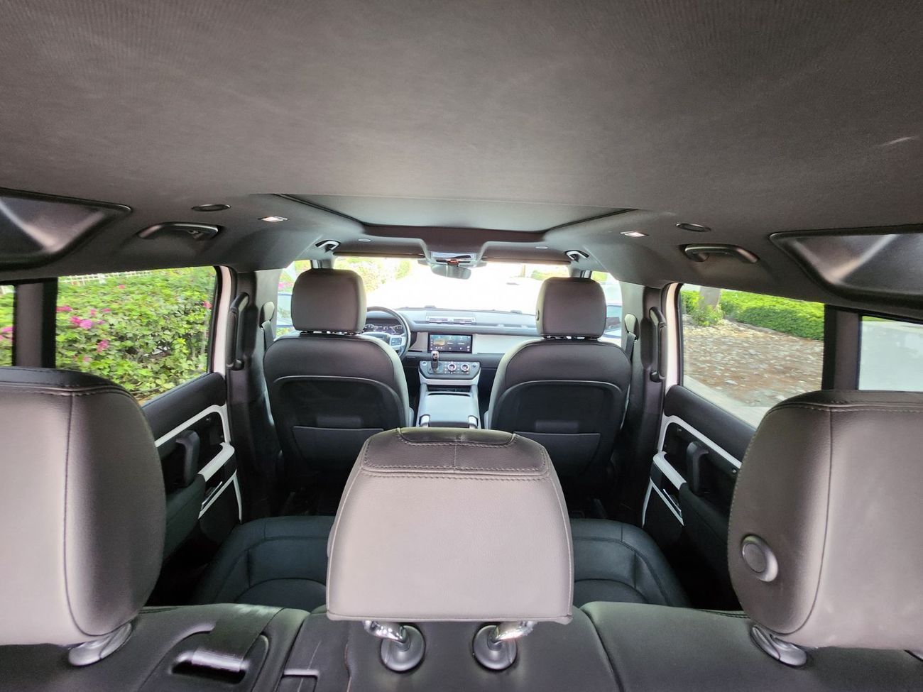 Land Rover Defender P300 110 2.0L (5 Seater) P300 110 2L-4CYL AMERICAN SPECIFICATION EXCELLENT CONDITION