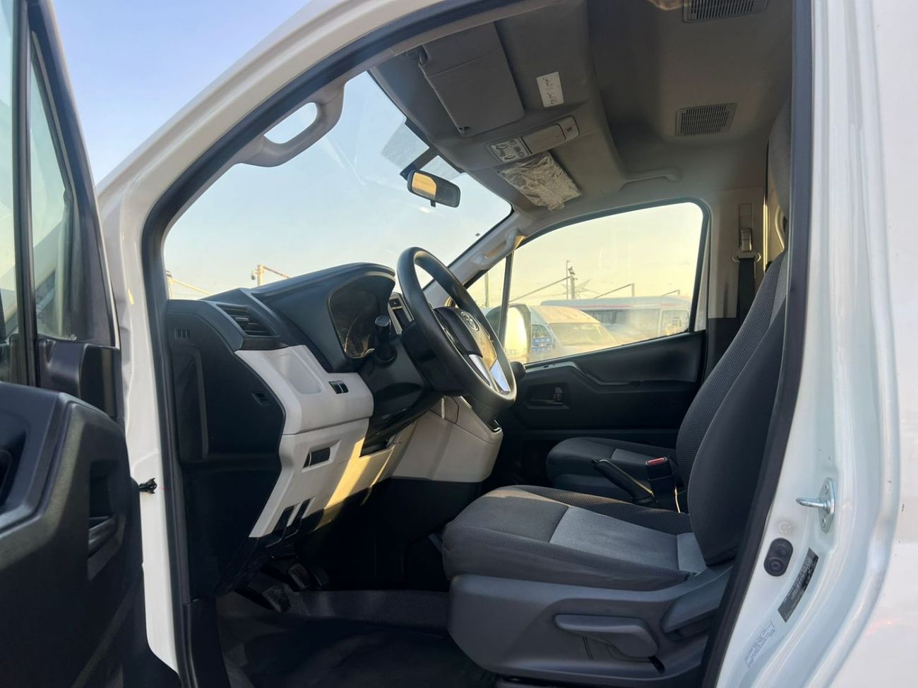 Toyota Hiace 2021 Toyota Hiace 3.5L V6 FWD - GCC- Passenger - Patrol Manual - 13 Seater - No Accident