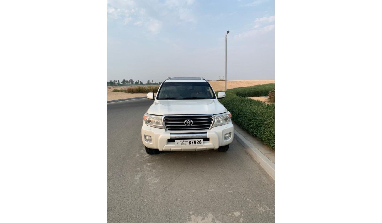 Toyota Land Cruiser تويوتا لاند كروزر موديل 2014 ماشية 118000كم فيها صبغ رفراف امامي يمين فقط وباقي السيارة صبغة وكالة