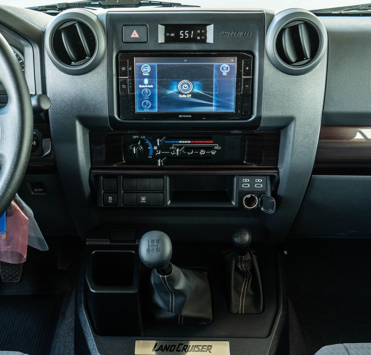 تويوتا لاند كروزر LC 76 | 2.8L | V4 | DSL | MT | 2025