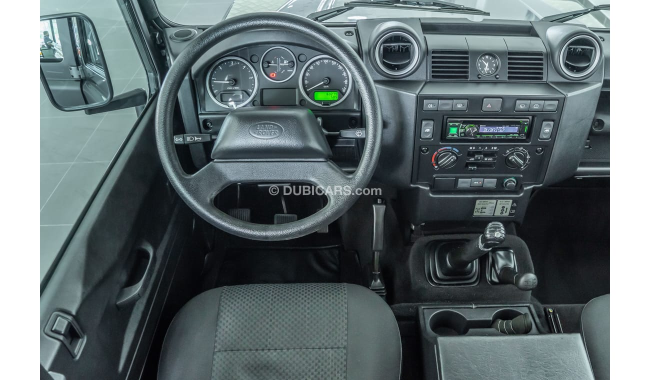 Land Rover Defender 2013 Land Rover Defender TD4 2.4L / Comfort Pack & Exterior Pack / Full-Service History