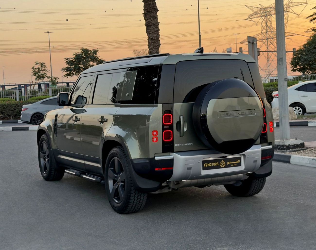 Land Rover Defender P300 110 2.0L (5 Seater) 2024 Land Rover Defender SE P300 (D110), Dealer Warranty, GCC Specification