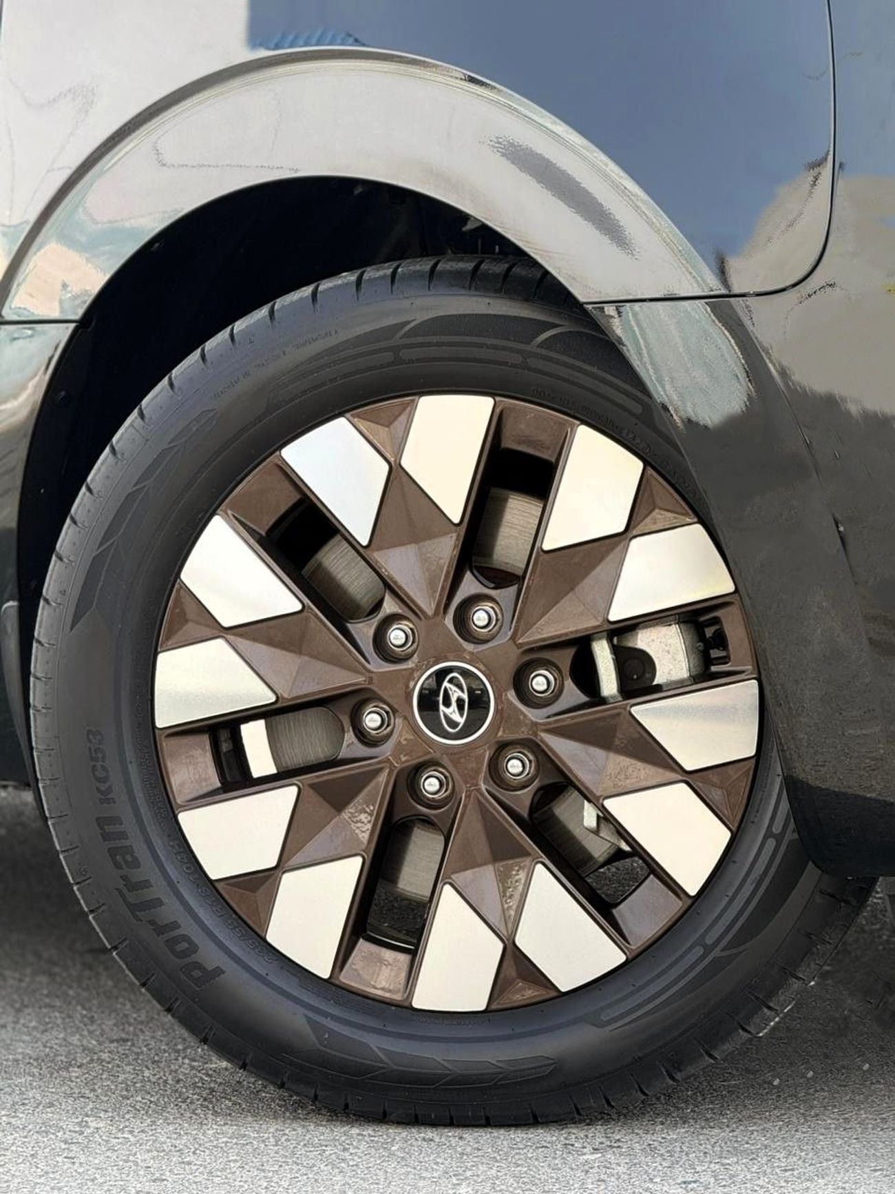 Hyundai Staria Luxury 3.5L HYUNDAI STARIA LUXURY | GCC SPECS | YEAR: 2024 | KMS: 35,800 | 5-YEARS WARRANTY | 5-YEAR