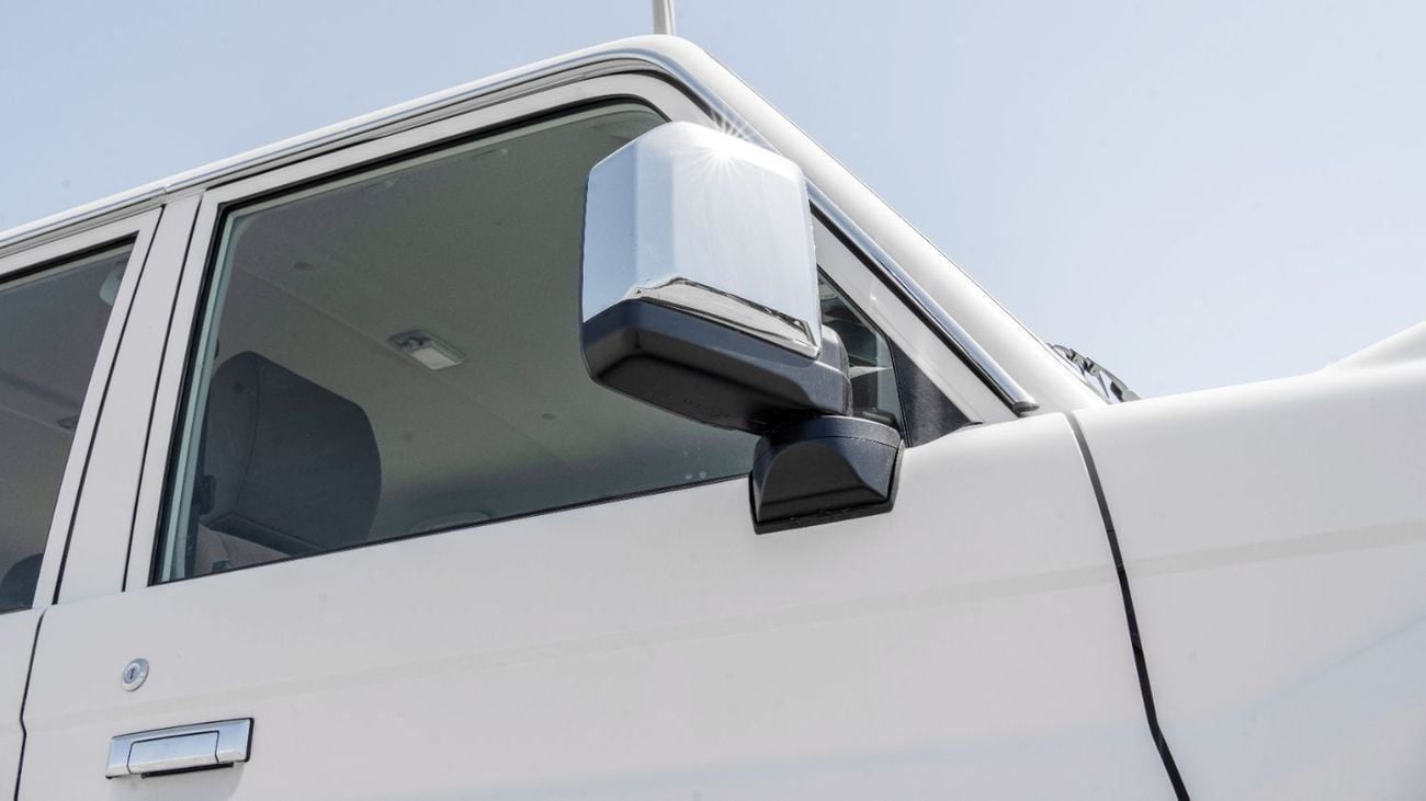 Toyota Land Cruiser 70 HT VXR 2026 Toyota Land Cruiser 4.0L AT Petrol (White-Brown) Mid Option
