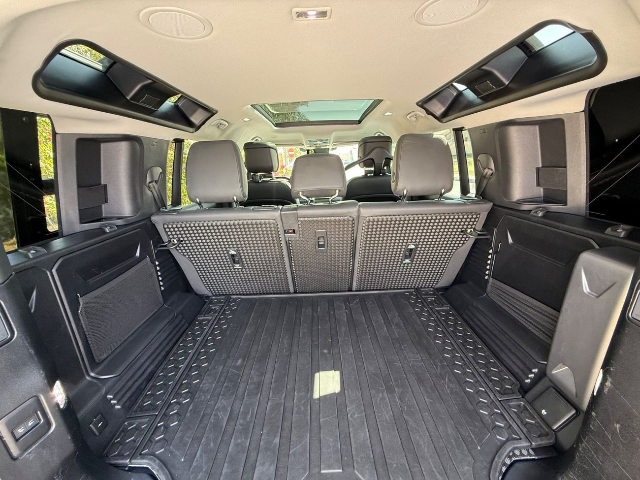 لاند روفر ديفندر P400 110 SE 3.0L (5 Seater)