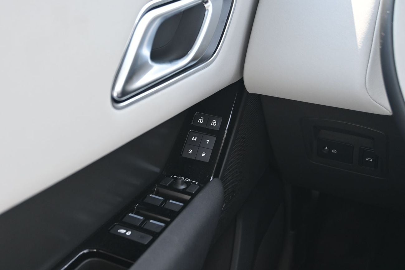 لاند روفر رينج روفر فيلار P250 R-Dynamic SE 2.0L Land Rover Range Rover Velar, R Dynamic SE 2.0L Turbo AWD, Model 2025, Color