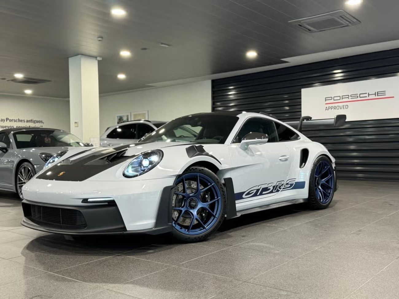 Porsche 911 GT3 RS 4.0L (520 HP) Coupe // WEISSACH PACKAGE/ PCCB / LIFT / BOSE 