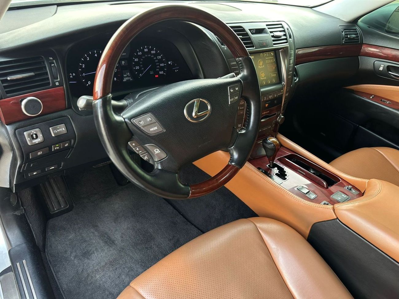 Lexus LS460 Lexus LS460 Model: 2007 Mileage: 220,000 Km  Price: 22,000 dirhams Come to America Full option No. 1