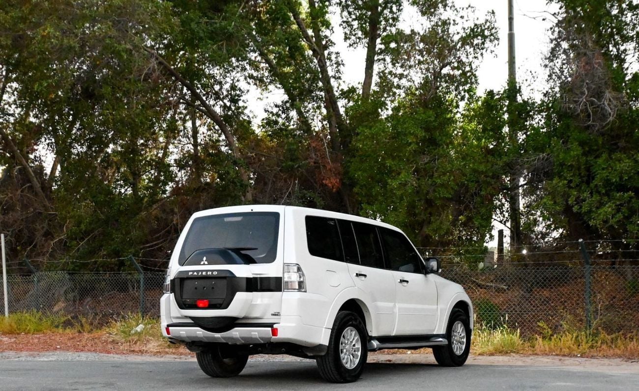 ميتسوبيشي باجيرو GLS L/L GOLD ميتسوبيشي باجيرو 2015 خليجي بحالة ممتازة Base 3.5L (7 Seater)
