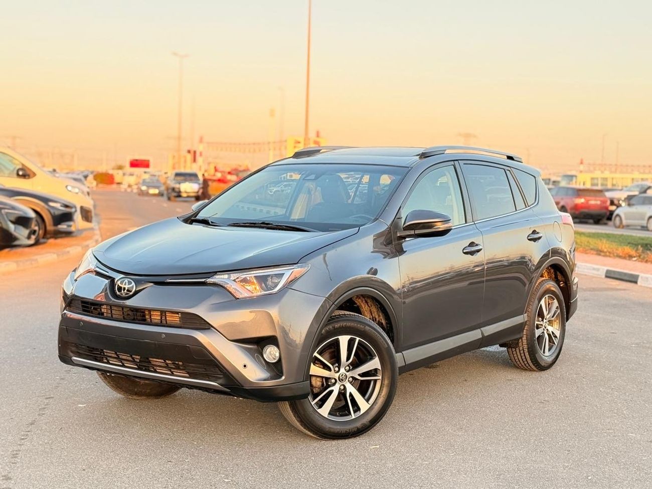 تويوتا راف ٤ XLE 2.5L Full option Sunroof 2018