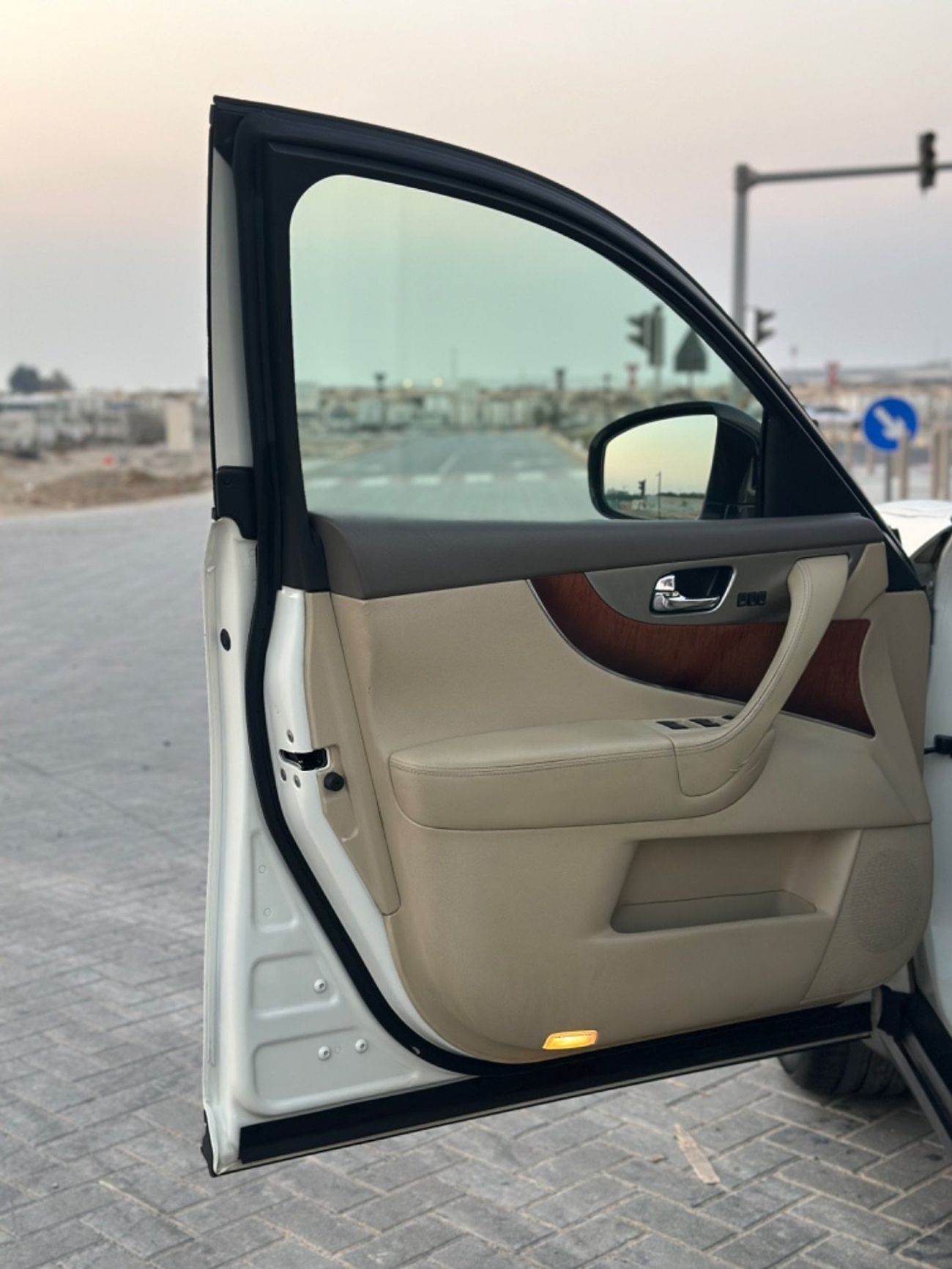 Infiniti QX70 MODEL 2017 GCC CAR PERFECT CONDITION INSIDE AND OUT SIDE FULL OPTION SUN ROOF LEATHER SEATS 5 camera