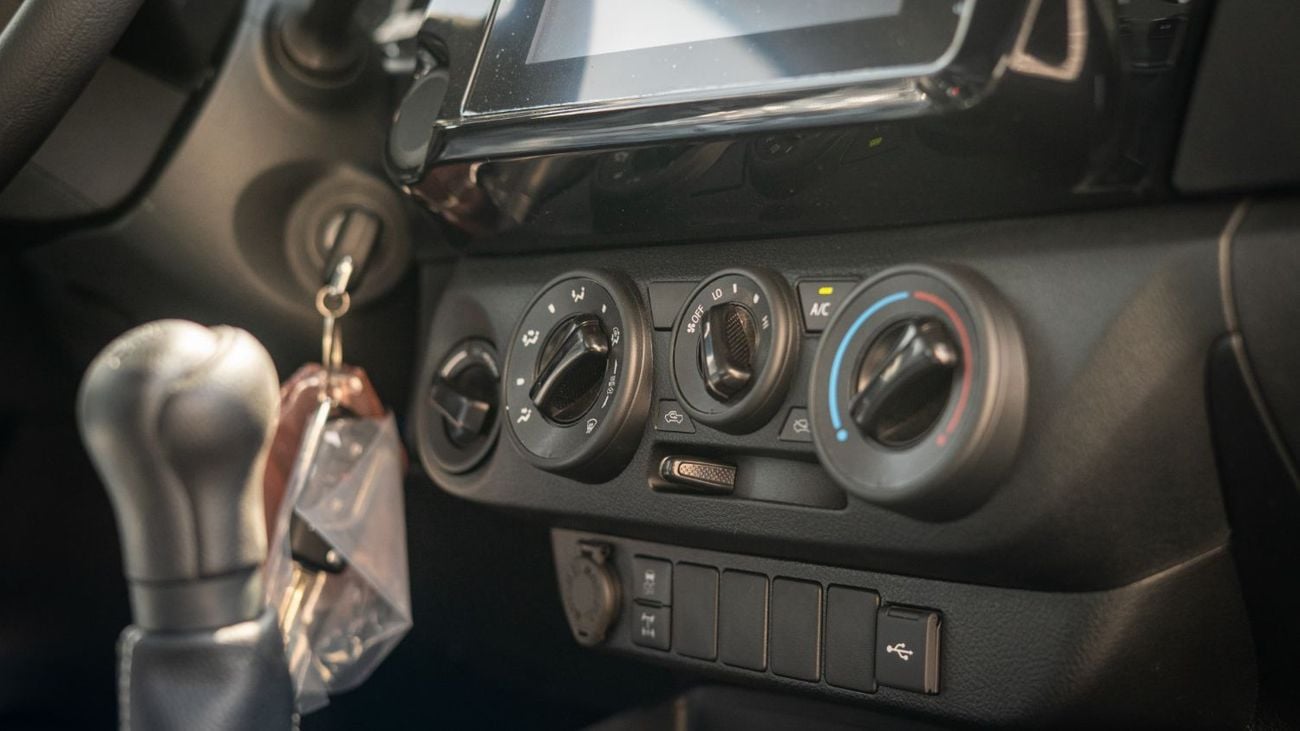 Toyota Hilux S GLX 2.4L 4WD M/T 2025YM