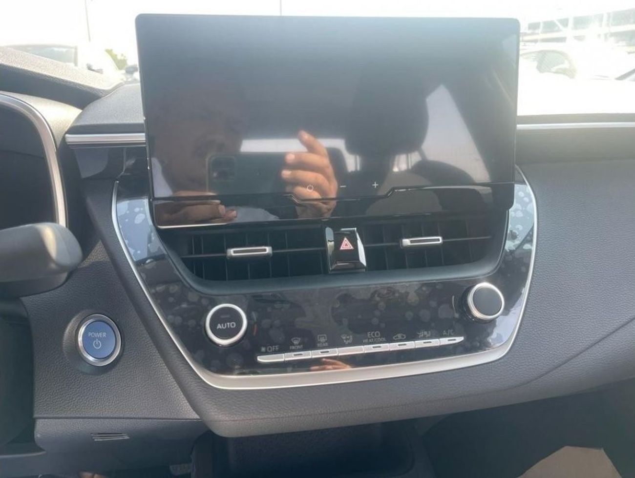 Toyota Corolla 1.8 L HYBRID LEVIN