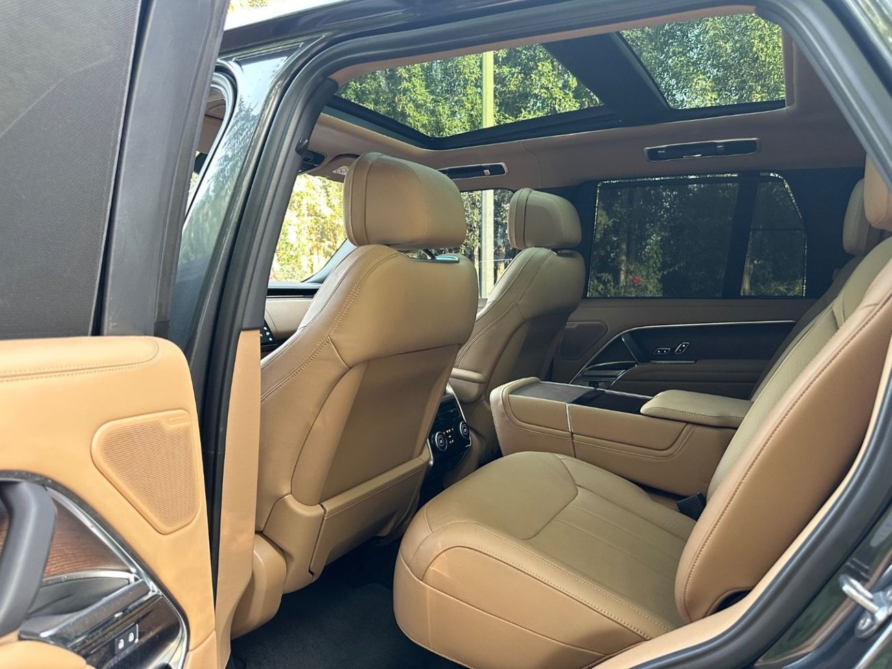 Land Rover Range Rover 2024 Autobiography P550e 3.0L Turbocharged Inline-6 Plug-in Hybrid – 542 HP | AWD | Full Options