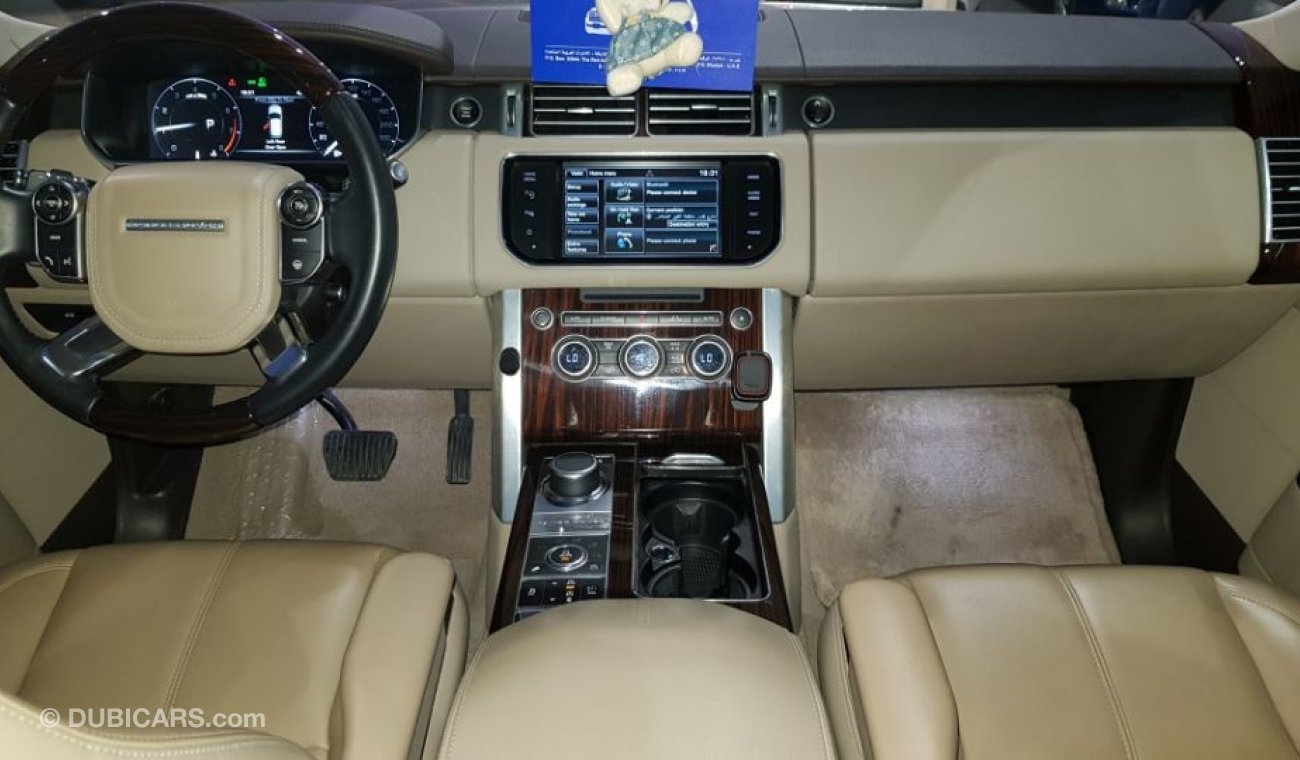 Land Rover Range Rover Vogue HSE with Vogue SE Supercharged badge 2015 Model Gulf specs Full service agency clean car