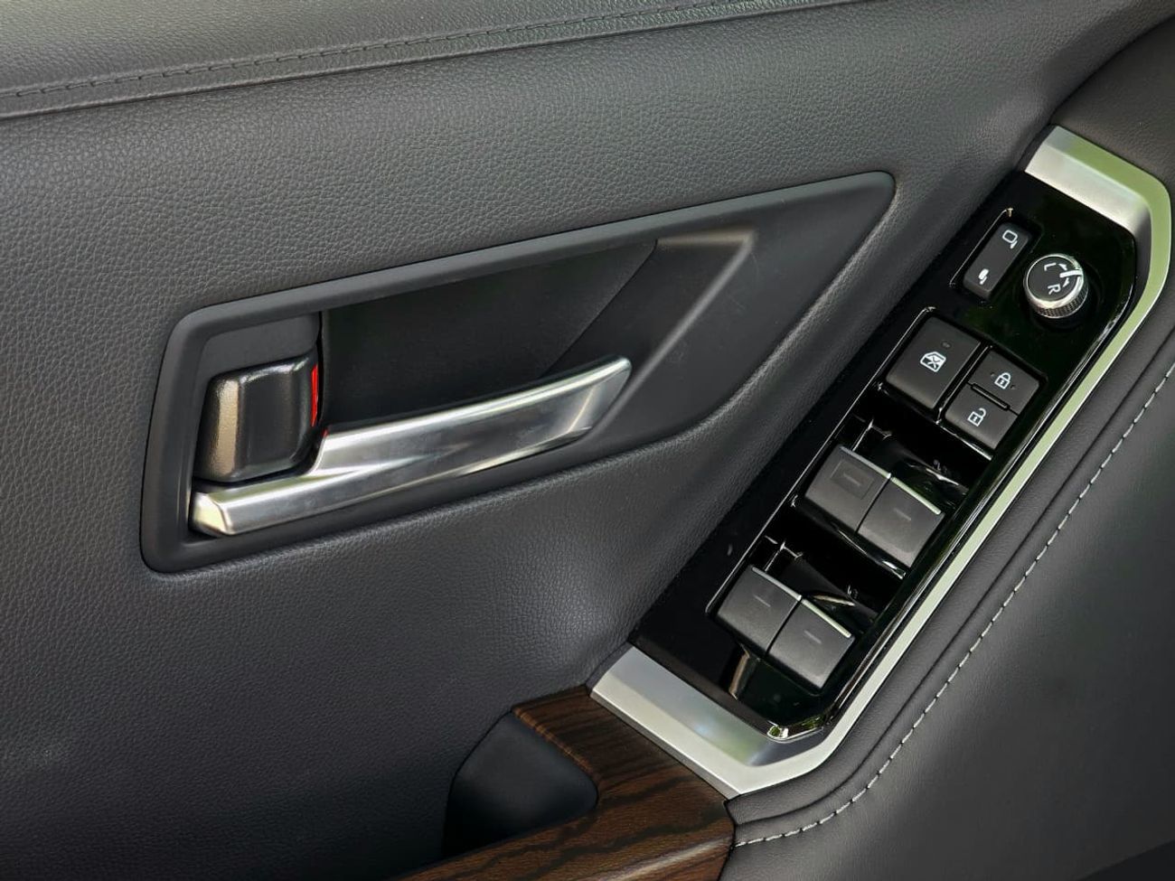 Toyota Land Cruiser LC300 GXR 4.0 - HIGH OPTIONS - WITHOUT RADAR - 2025 MODEL - BLACK INSIDE BLACK - GCC SPECS