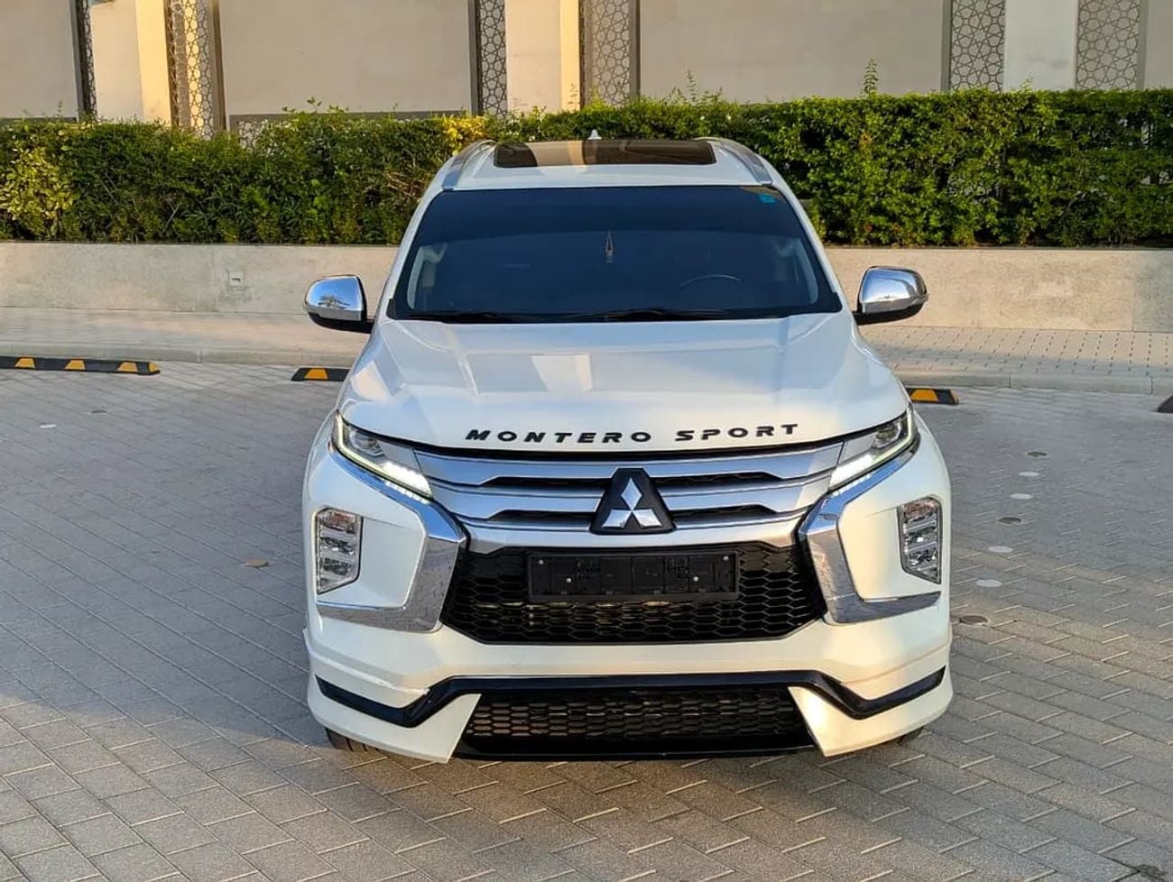ميتسوبيشي مونتيرو سبورت GLS 4WD Top Line - GCC Specs - Like New!