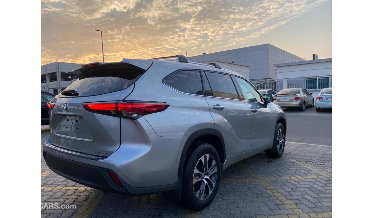 Used Toyota Highlander 2020 for sale in Sharjah 563947