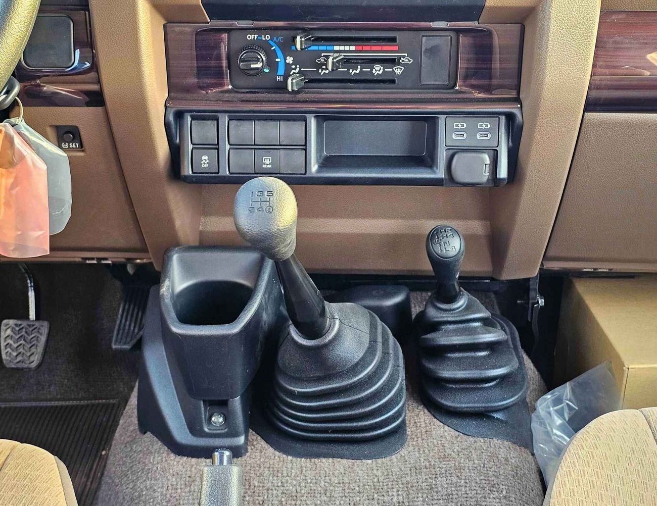 Toyota Land Cruiser 70 LC76 | M/T | 2.8L V4 DIESEL | DVD+CAMERA | SNORKEL | PWR WINDOWS & LOCKS (CODE # DSL-E)