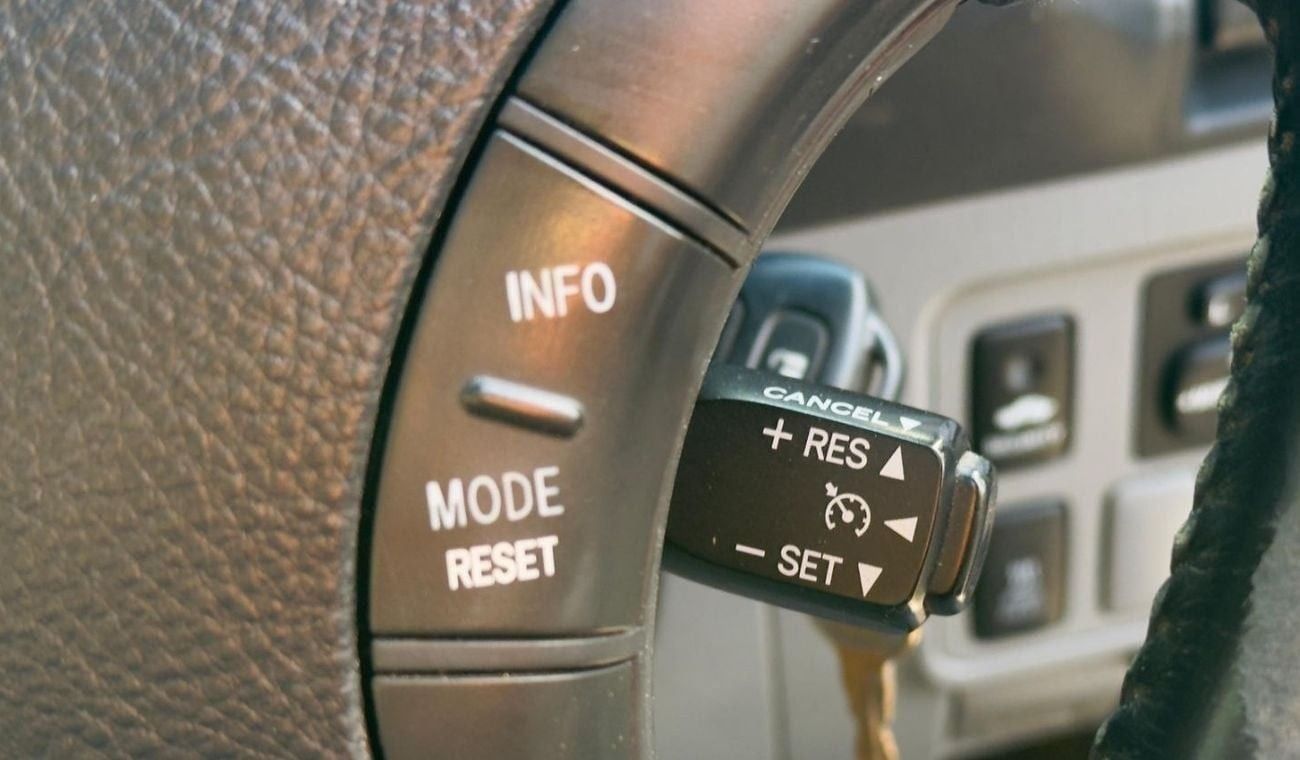 Toyota Hilux AFTER MARKET CANOPY WITH ROOF RACK | RHD | 2011 | 3.0L DIESEL ENGINE | MT | SUNROOF | 4WD