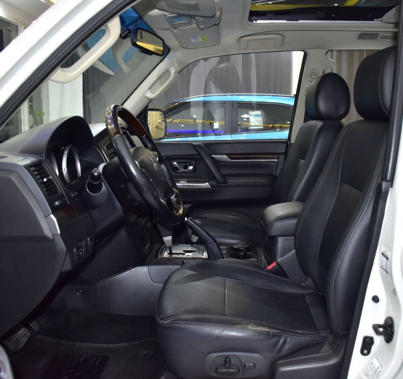 ميتسوبيشي باجيرو EXCELLENT DEAL for our Mitsubishi Pajero GLS ( 2016 Model ) in White Color GCC Specs