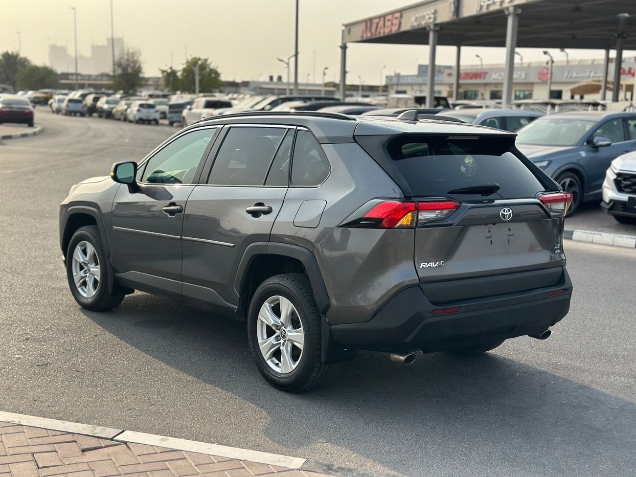 Toyota RAV4 XLE 4WD push start,leather seats 2021