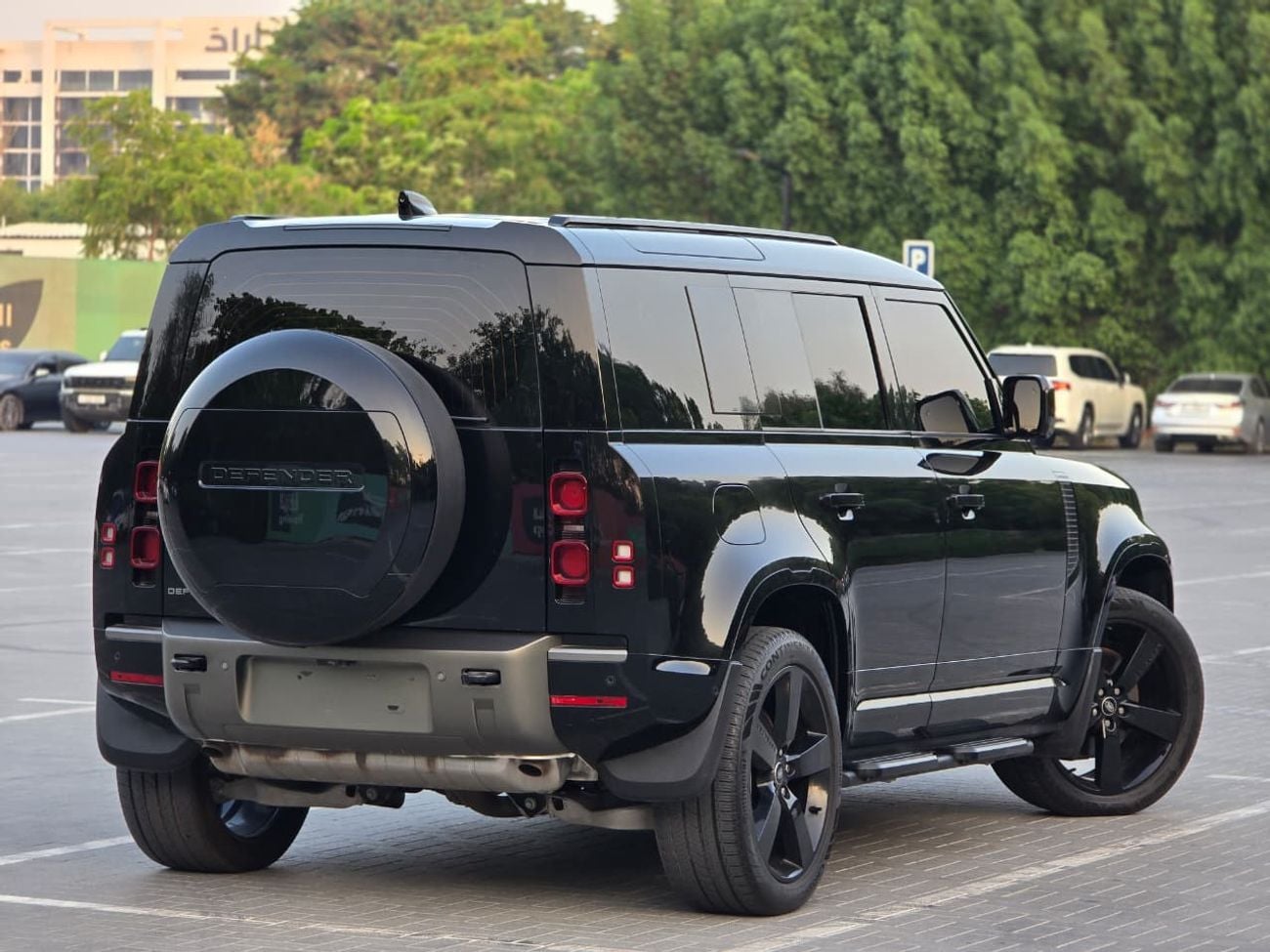 Land Rover Defender 110 X-DYNAMIC HSE P400 Defender 110 X-Dynamic HSE 2025 | GCC Specs | Brand New | Perfect condition | Under warranty 2 years