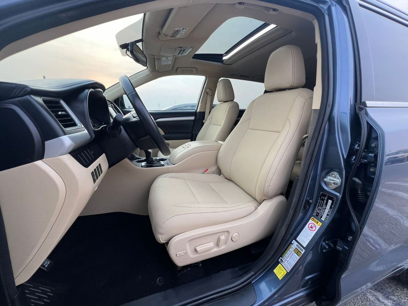 تويوتا هايلاندر 2015 TOYOTA HIGHLANDER XLE - 4x4 - 63500 mileage- SUNROOF 7 SEATER ELECTRIC SEATS -LEATHER SEATS - P