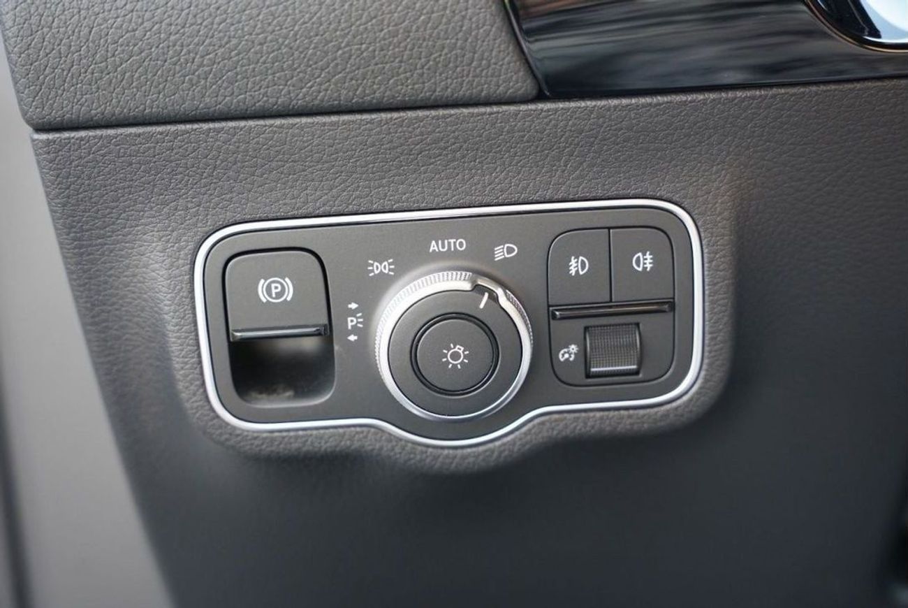 مرسيدس بنز GLA 200 2025 Mercedes-Benz Gla200 1.3 L with 360 Camera and ambient lighting